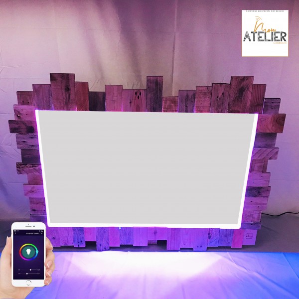 Cadre miroir avec pourtour en bois de palette recyclé, éclairage intégré par ruban de leds multicolore RGBW, commande BLUETOOTH par smartphone ou tablette. 